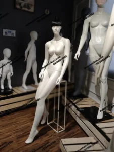 مانکن زنانه نیمه نشسته در رنگ سفید