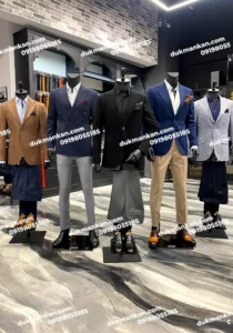 مانکن حرفه ای مردانه مدل ایستاده در رنگ های مشکی و سفید و طوسی