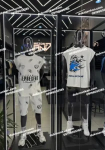 مانکن حرفه ای در رنگ های سفید و مشکی مات برای ویترین پوشاک